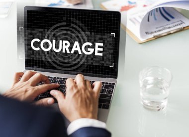 Bilgisayarla çalışan bir iş adamı