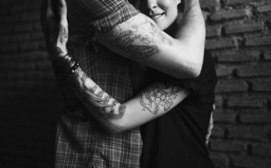 Tutkuyla kucaklayan Çift