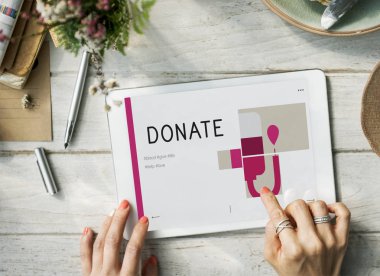 eller kadın tablet dokunmatik ekranda