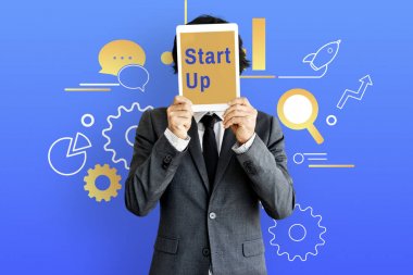 Dijital tablet ile yüz kapsayan iş adamı 