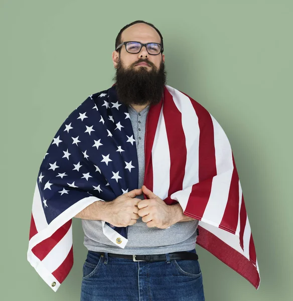 Hombre sosteniendo bandera americana — Foto de Stock