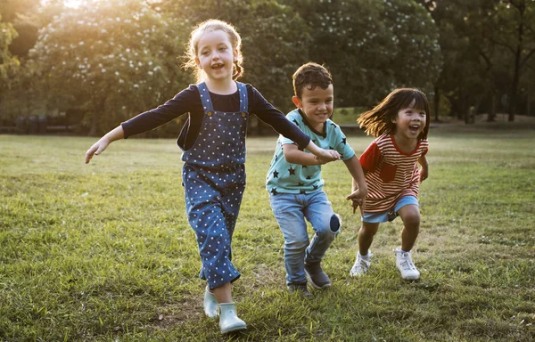 Niños tomados de la mano — Foto de Stock