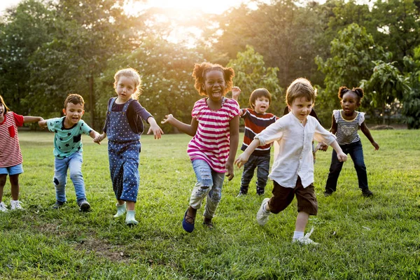 Dzieci gry w polu — Zdjęcie stockowe