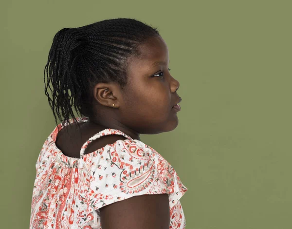 Menina com tranças olhando para longe — Fotografia de Stock