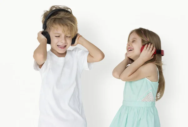 Niños disfrutando de la música en los auriculares —  Fotos de Stock