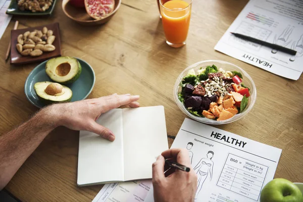 Man skriva medan du äter frukost hemma — Stockfoto