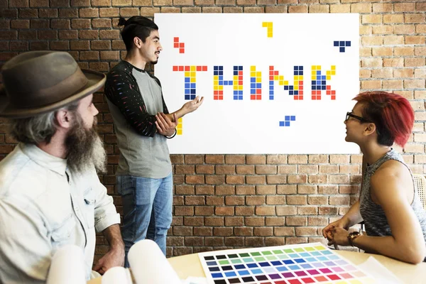 Equipo creativo discutiendo nuevo proyecto — Foto de Stock