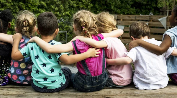 Kinderen zitten op de Bank — Stockfoto