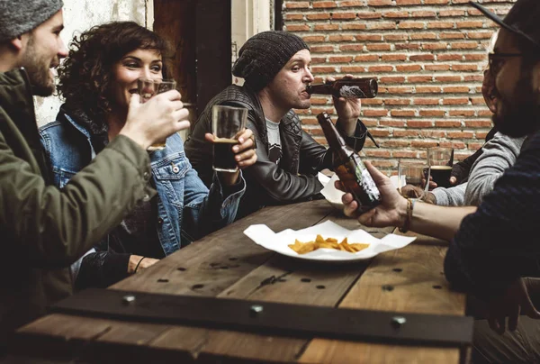 Amigos bebendo cerveja juntos — Fotografia de Stock