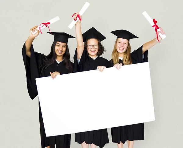 Studenten houden banner — Stockfoto