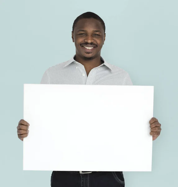 Sonriente hombre sosteniendo banner en blanco — Foto de Stock