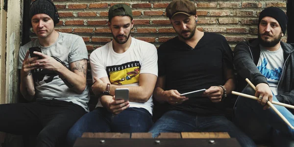 Yetişkin erkekler birlikte kullanım telefon oturmak — Stok fotoğraf