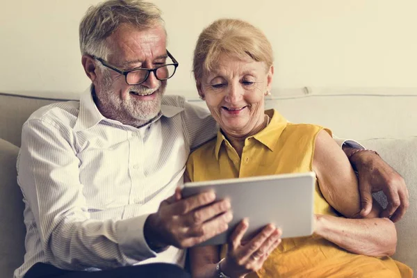 Personnes âgées utilisant une tablette — Photo