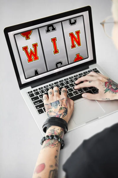 Getatoeëerde persoon typen op laptop. — Stockfoto