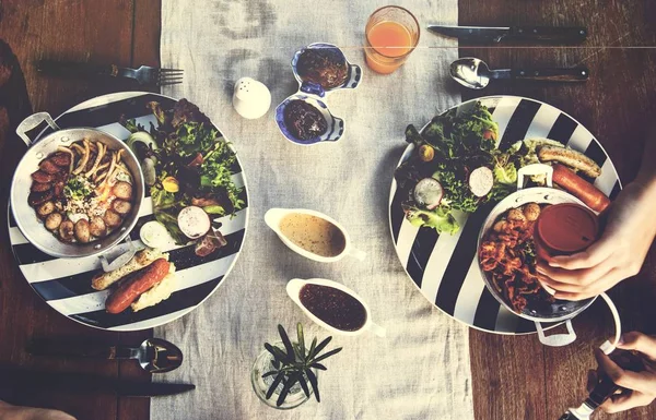 Par äter frukost i caféet — Stockfoto