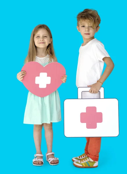 Děti drží Papercraft první pomoci — Stock fotografie