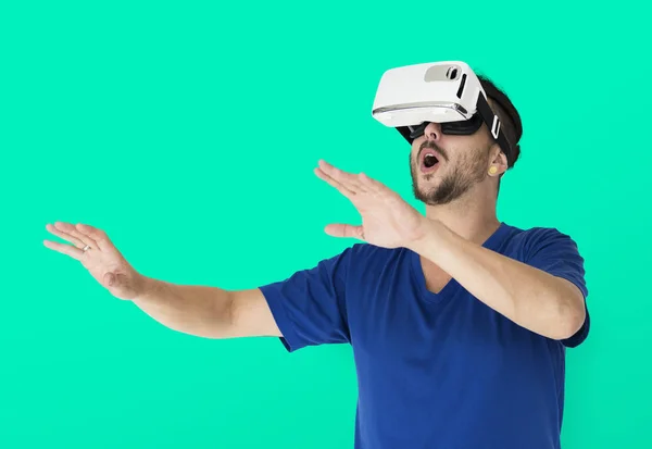 Uomo utilizzando cuffie realtà virtuale — Foto Stock