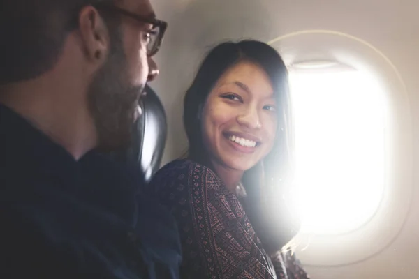 Homme et femme devant le hublot de l'avion — Photo