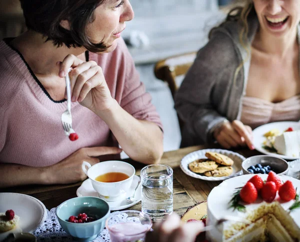 Amigos reuniéndose en la fiesta del té — Foto de Stock