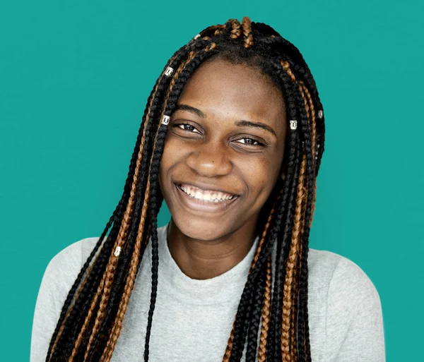 Chica sonriente con rastas — Foto de Stock