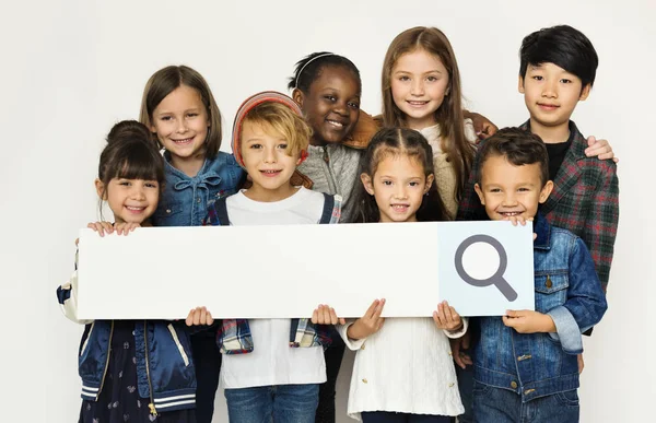 Niños sosteniendo banner de barra de búsqueda —  Fotos de Stock