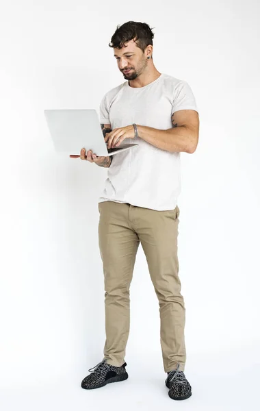 Hombre joven usando el ordenador portátil — Foto de Stock