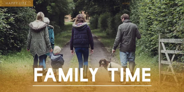 Stor familj promenader med hunden — Stockfoto