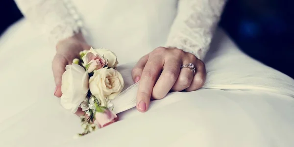 Mariée avec bague de mariage et bouquet de fleurs — Photo