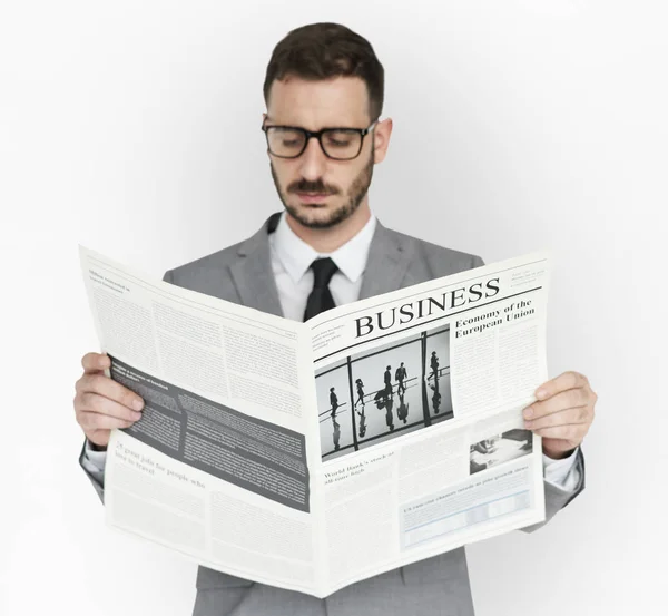 Homem segurando e lendo jornal — Fotografia de Stock