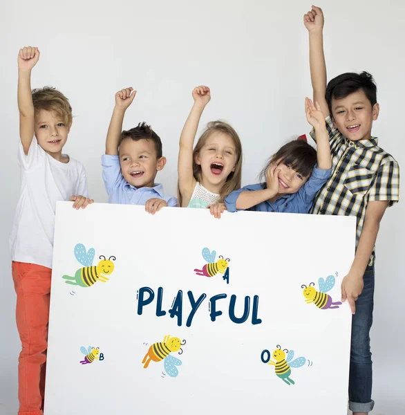 Niños sosteniendo pancarta —  Fotos de Stock