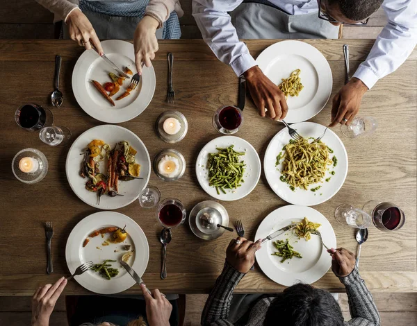 Gente cenando en un restaurante — Foto de Stock