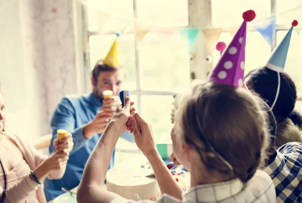 As pessoas celebram o aniversário à mesa — Fotografia de Stock