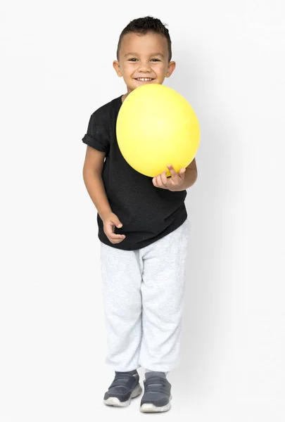 Хлопчик з жовтою кулькою — стокове фото