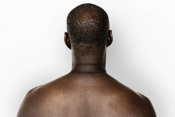 Homem africano sem camisa no estúdio — Fotografia de Stock