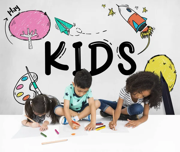 Kinder malen auf Papier — Stockfoto