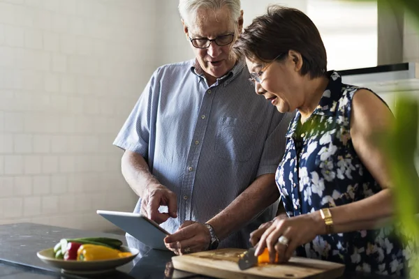 Casal sênior cozinhar juntos — Fotografia de Stock