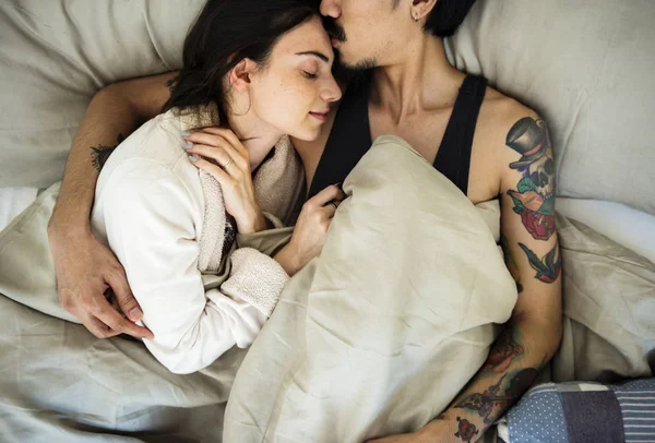 Casal está juntos em casa — Fotografia de Stock