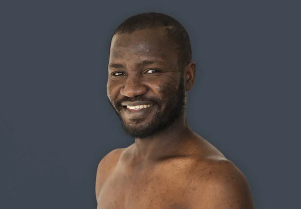 Sorridente uomo afroamericano — Foto Stock