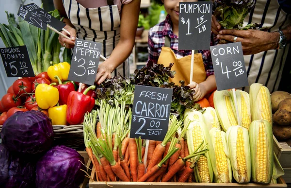 Afrikansk flicka att hjälpa föräldrar i butik — Stockfoto