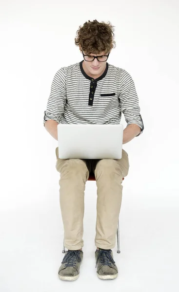 Pria menggunakan laptop — Stok Foto