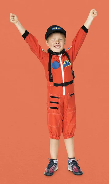 Liten pojke i astronaut kostym — Stockfoto