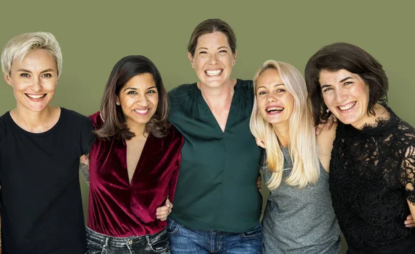 Hermoso grupo de mujeres sonrientes — Foto de Stock