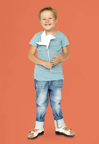 Menino com moinho de vento de brinquedo — Fotografia de Stock