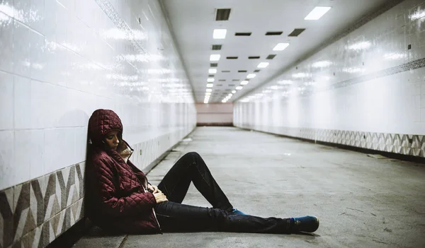 Obdachlose Frau schläft auf dem Boden — Stockfoto