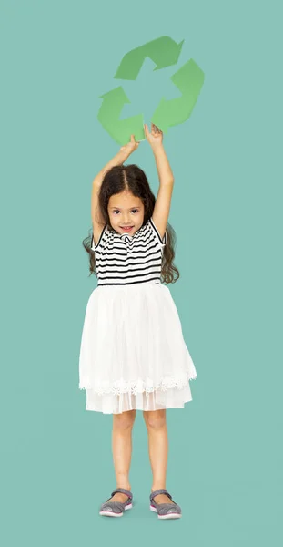 Menina com sinal de reciclagem — Fotografia de Stock