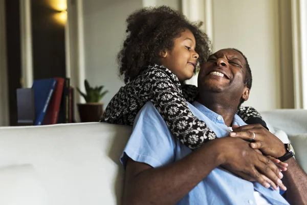 Padre e figlia a casa — Foto Stock