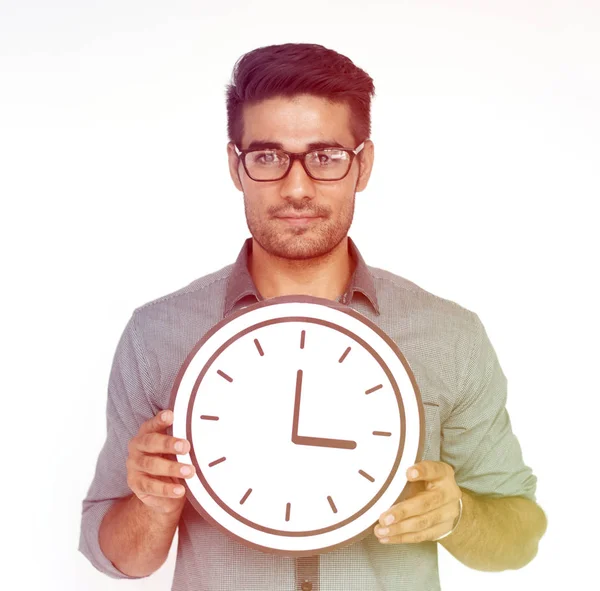 Людина в окулярах тримає годинник — стокове фото