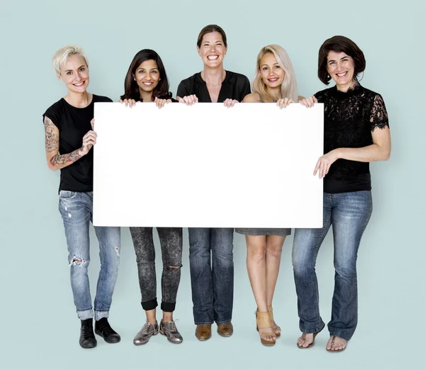 Kvinnor innehar papper tom banner — Stockfoto