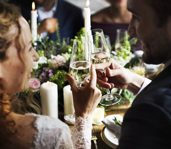 Az emberek ünnepelni esküvői asztal — Stock Fotó