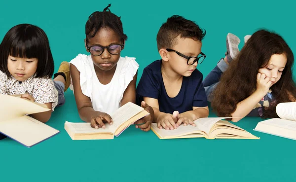 Niños leyendo libros — Foto de Stock